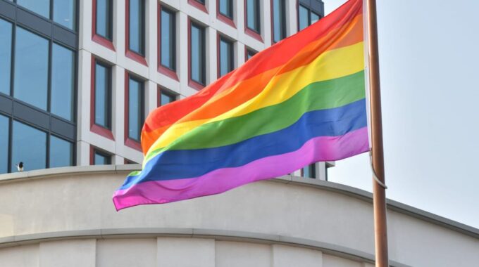 Regenboogvlag in top bij stadhuis Almelo