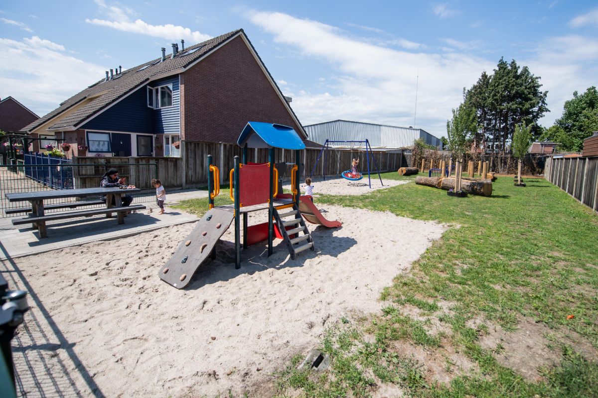 Veilig spelen! Nieuwe speeltoestellen en voetbaldoeltjes voor kinderen in Almelo