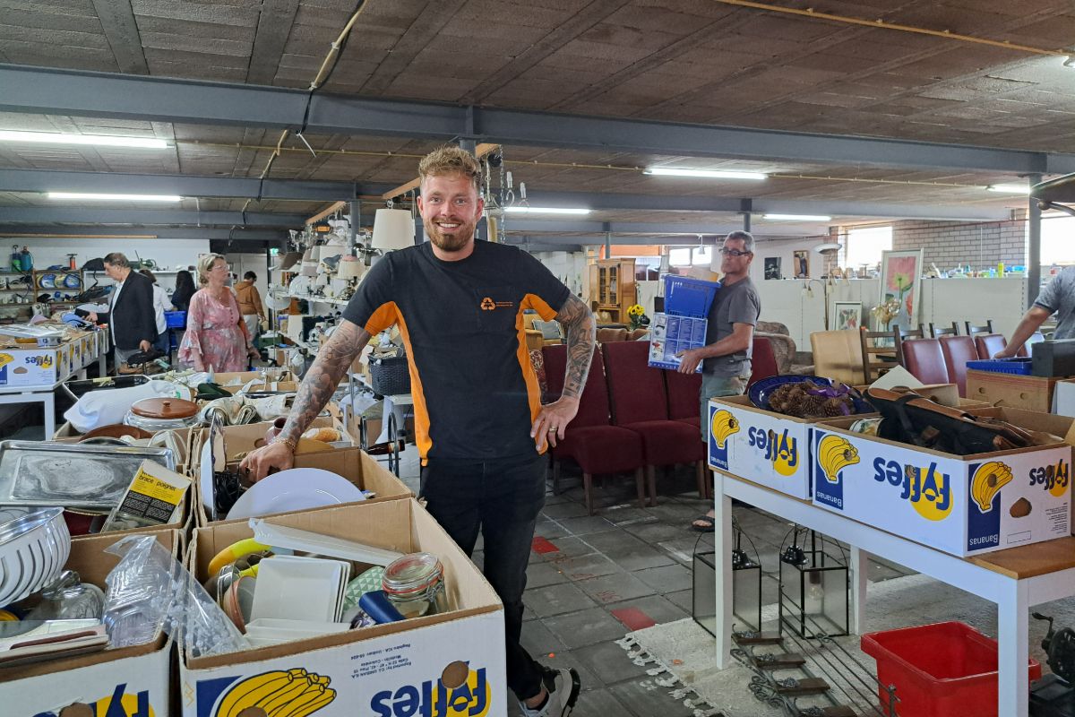 Bij deze kringloop in Almelo kost alles nu 1 euro: ‘Kloppen deze prijzen wel?’