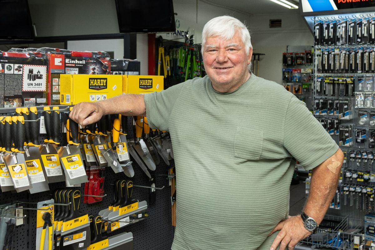Meine Woudstra (74) sluit zijn alles-in-een-winkel: ‘Tijd om te gaan genieten’