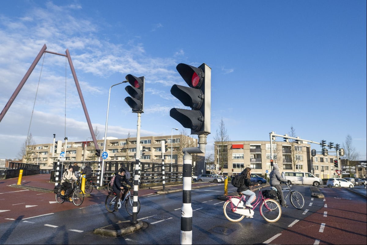 Omrijden! Dit drukke kruispunt in Almelo ligt er een maand lang uit