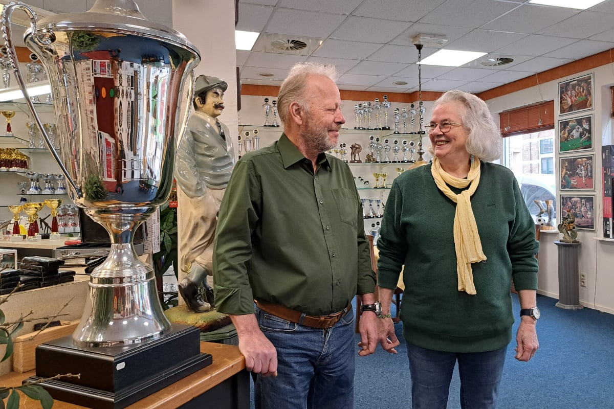 Ben en Hilde stoppen met hun winkel in sportprijzen: ‘Met de caravan op pad’