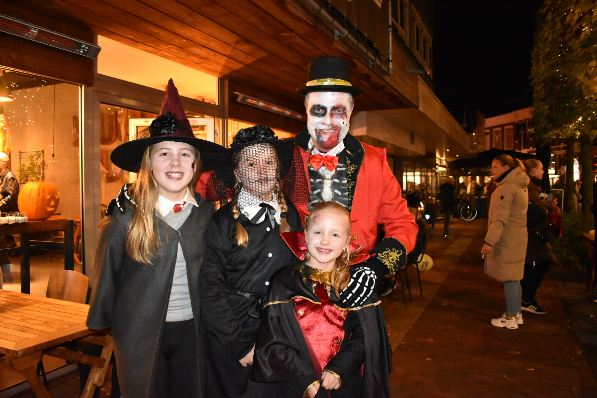 Griezelen en gillen: topdrukte in Almelo op Halloweenkoopavond