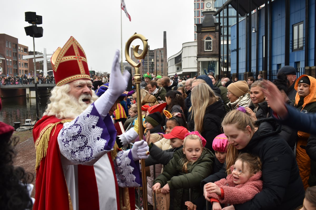 Sinterklaas is weer in Almelo, bekijk de foto’s van de intocht