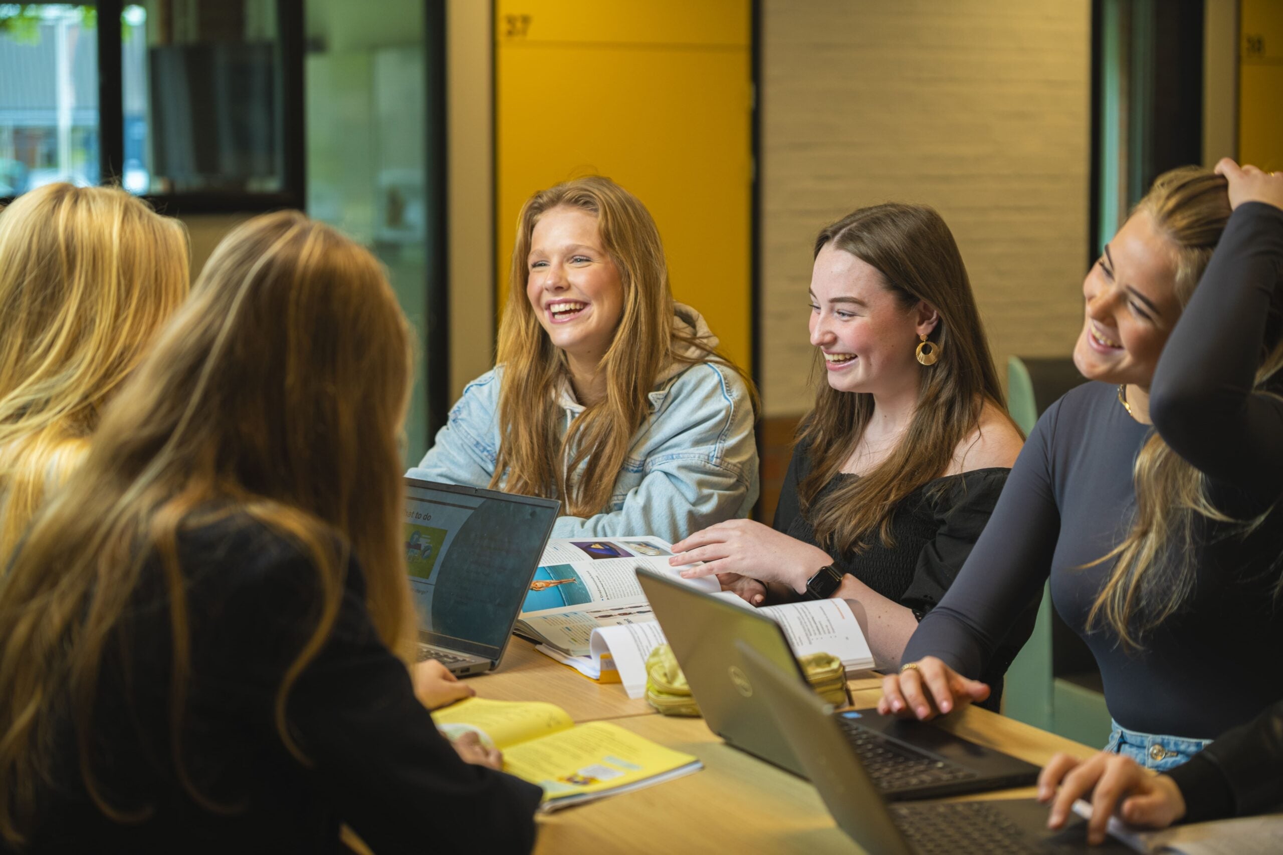 Deze middelbare school doet het nét even anders: ‘Wie je bent leer je niet achter een bureautje’
