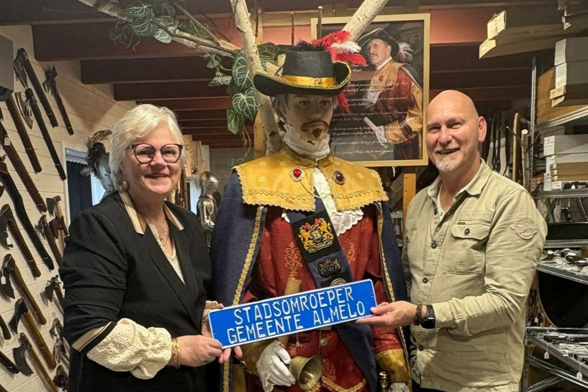 Almelose winkel eert stadsomroeper René Coupée: ‘Hij verdient een eerbetoon’
