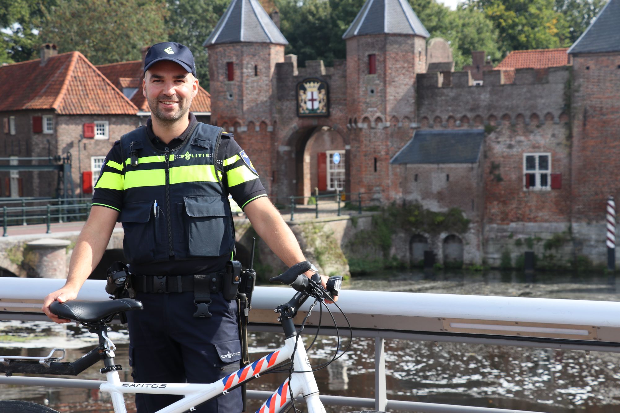 Iedereen kent wijkagent Dennis: ‘Als ik door de stad fiets, herkennen mensen mij meteen’