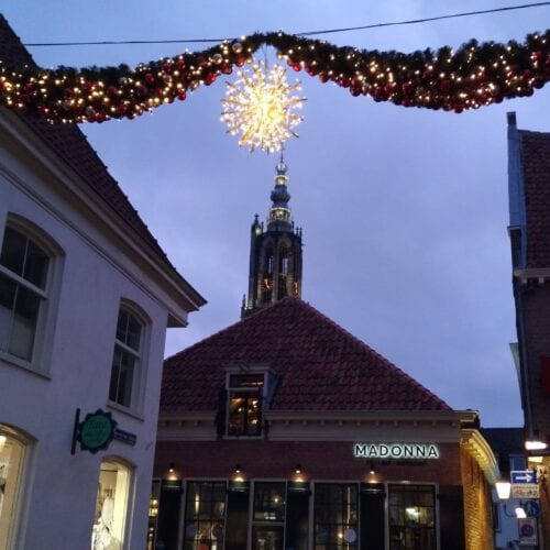 Het sfeertje is weer in de stad de kerstverlichting hangt! indebuurt