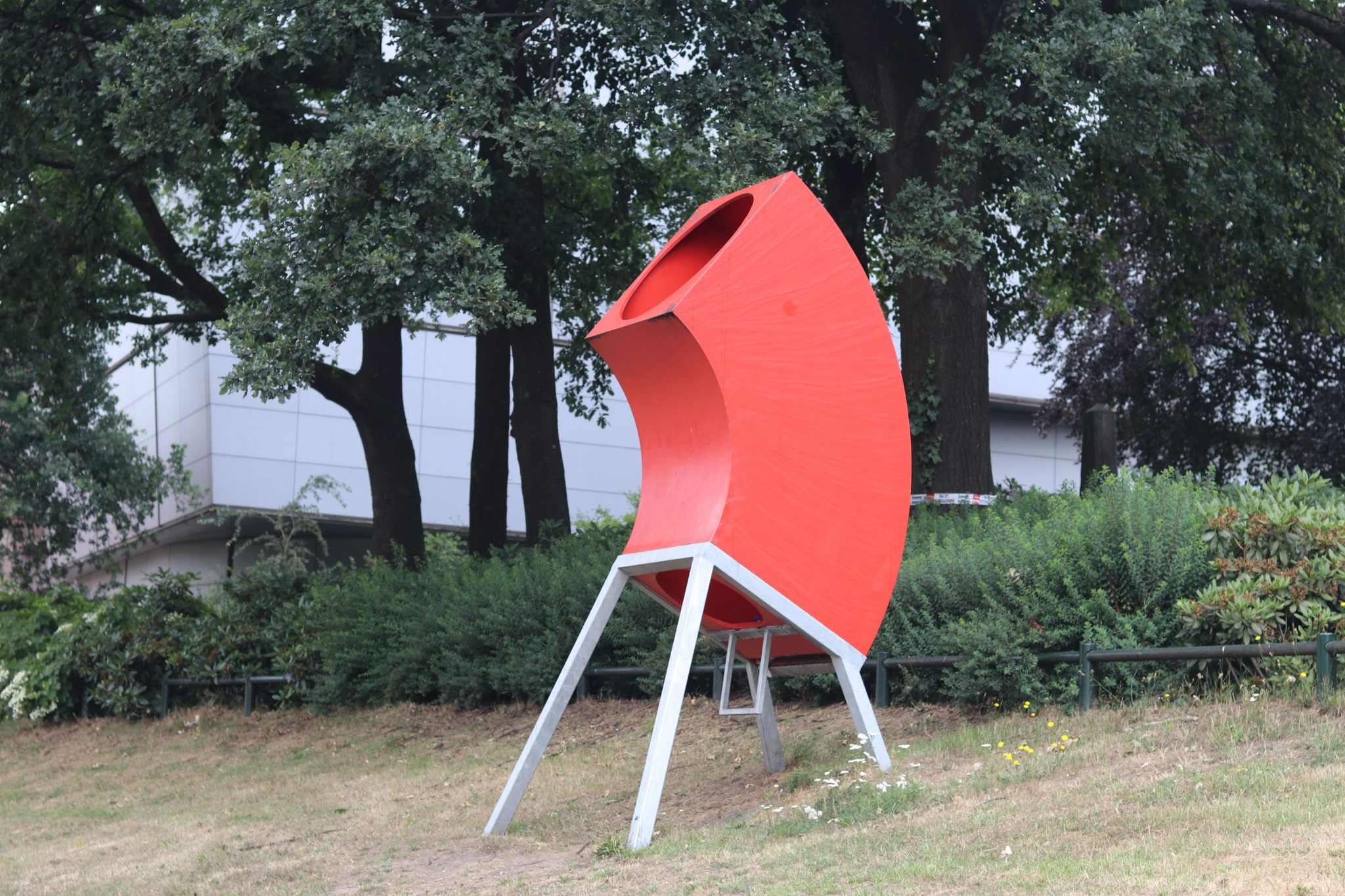 rood kunstwerk langs de Stadsring