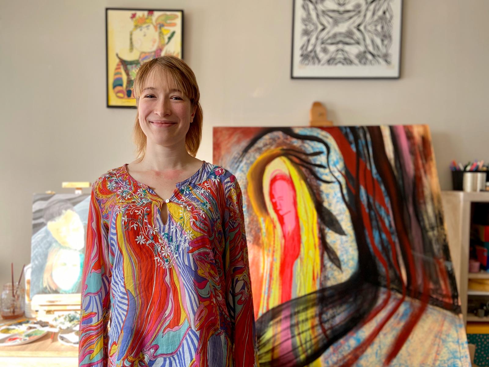 Kellin Jansen bij haar schilderkunst. Foto: Ingelise de Vries