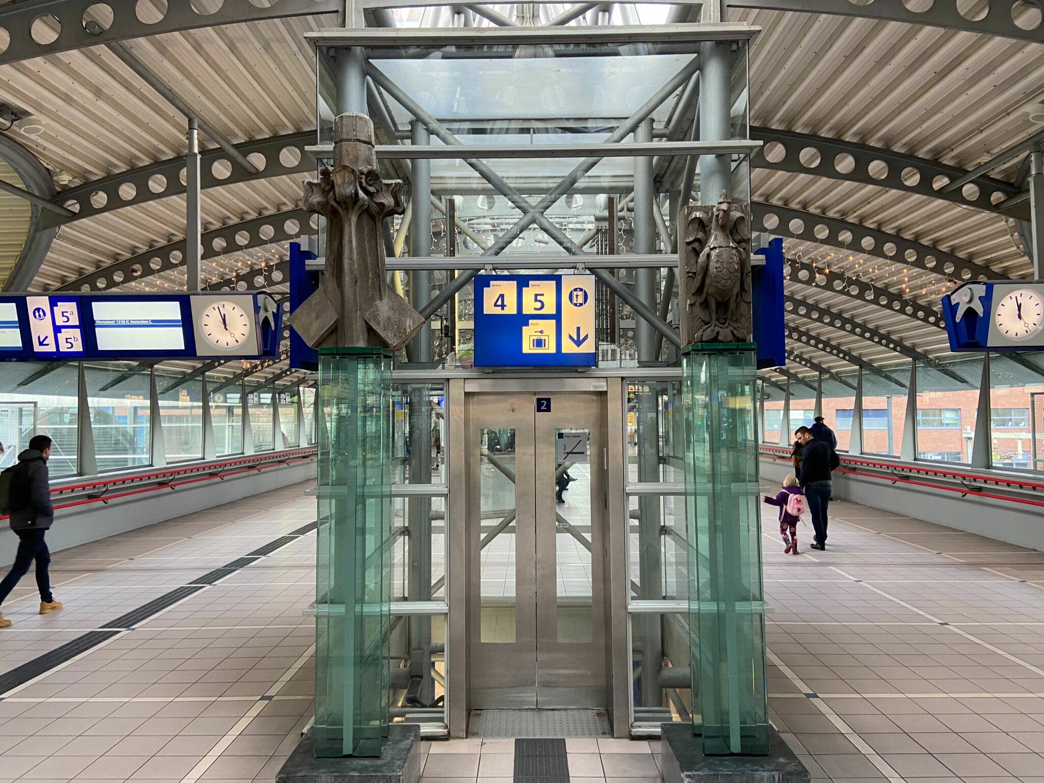 Waar komen deze beelden op Amersfoort Centraal vandaan? Foto: Ingelise de Vries