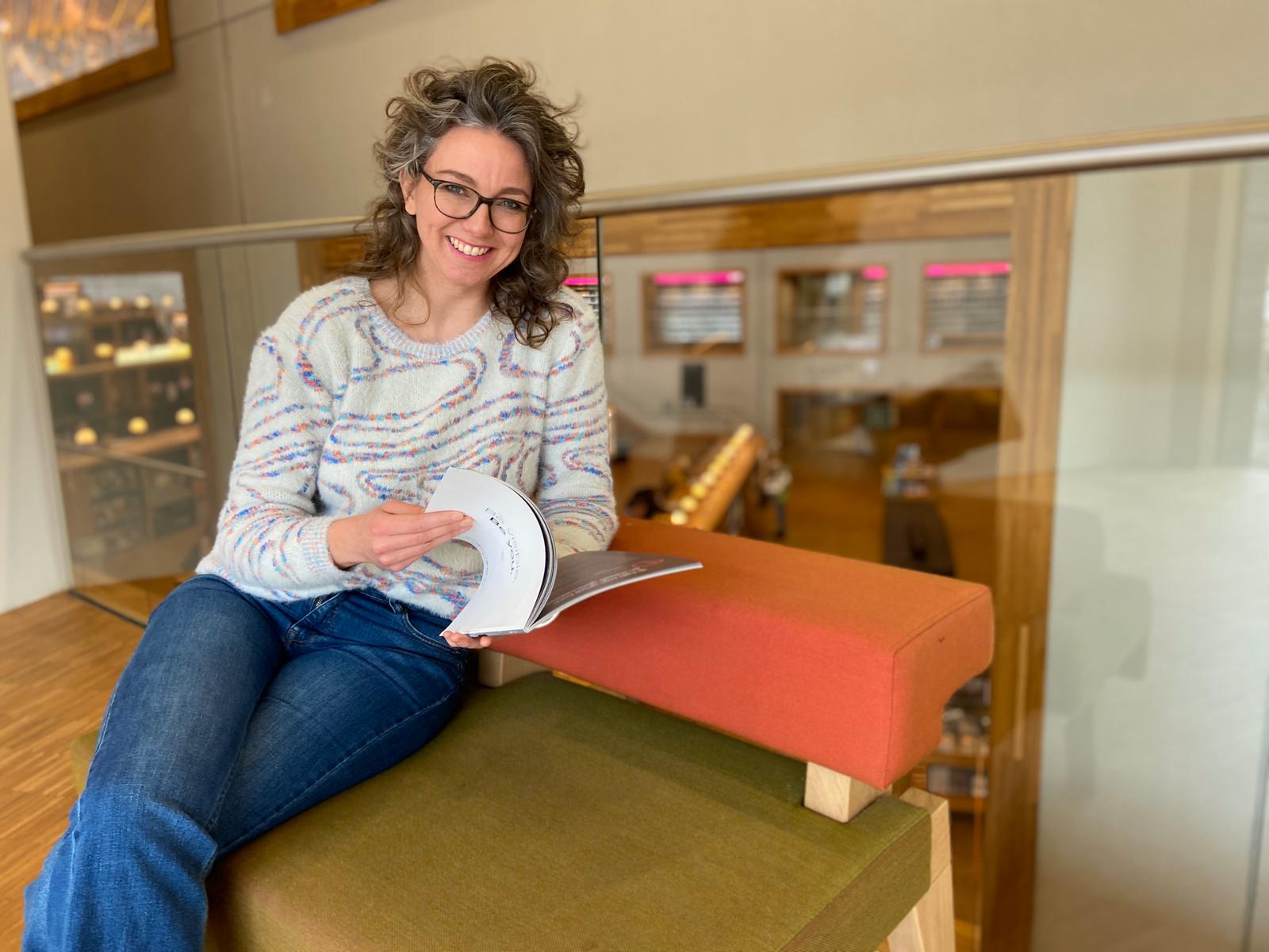 Anouk met het blad Gorgeous Grey dat ze maakte over grijs zijn. Beeld: Ingelise de Vries