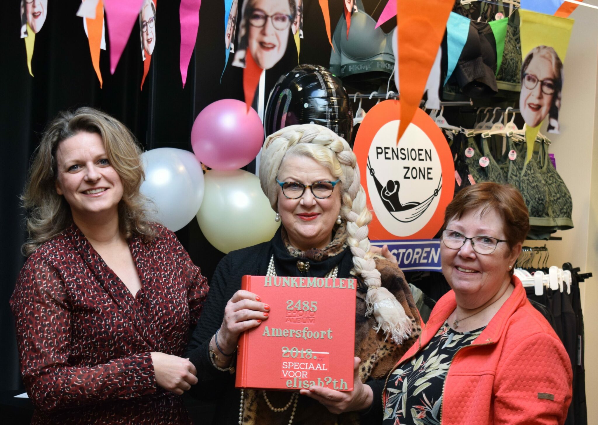 Elisabeth met haar zelfgemaakte fotoboek van 40 jaar Hungemöller