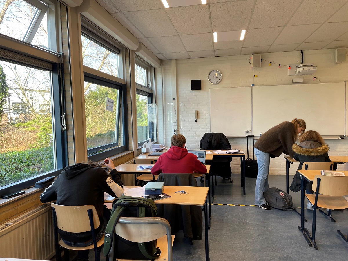 Studieprofs Amersfoort helpt leerlingen met hun huiswerk: 'Scholieren zijn blij om hier te zijn'