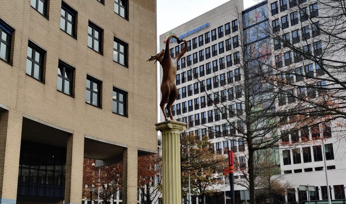 Mysterieuze kunst: dit is waarom er een hert op een paal bij CS Amersfoort staat - indebuurt Amersfo