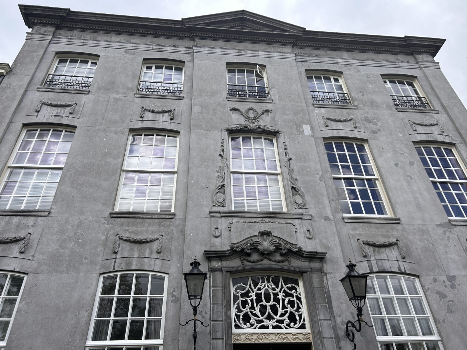 Binnenkijken bij het Oude Stadhuis het eerste Amersfoortse gebouw met natuursteen indebuurt