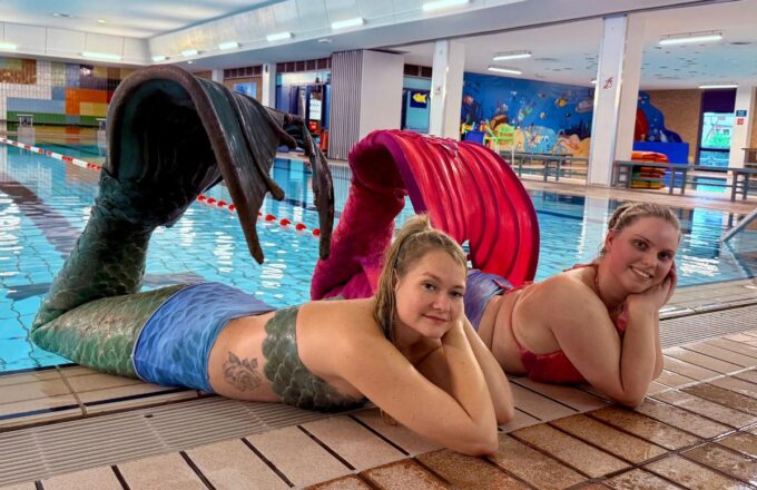 Veerle en Amber geven zeemeerminles amersfoort hoogland zwembad