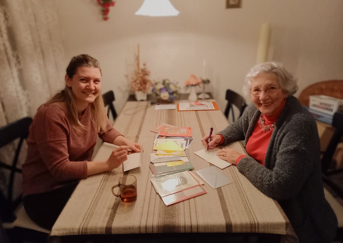 Mariska en haar 86-jarige oma Cobien schrijven kerstkaarten voor ouderen en mensen met psychische kl