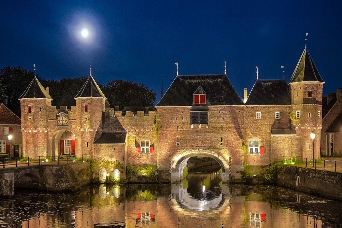 Doe ook mee: deze nachtelijke wandeling laat Amersfoort stralen