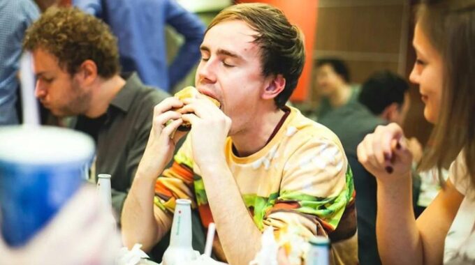 Snackspert eet burger