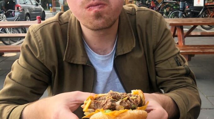 Snackspert eet burger