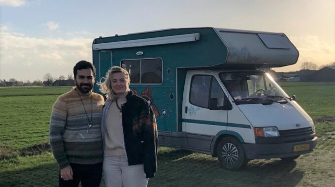 Arshia en Thirza met camper
