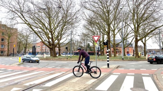 fietser zebrapad straatbeeld