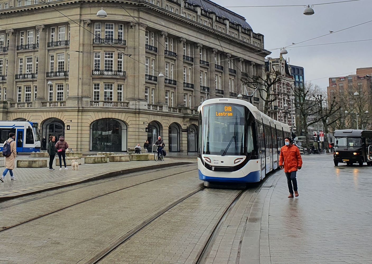 Deze splinternieuwe tram rijdt vanaf dinsdag door Amsterdam indebuurt