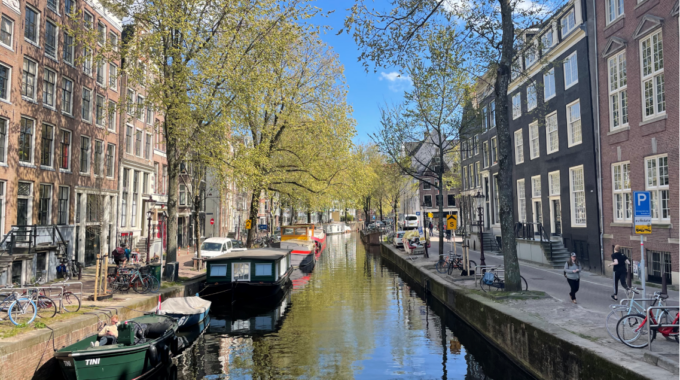 wonen aan het water Amsterdam koopwoning Amsterdam Straatbeeld Amsterdam Centrum Grachten Lente