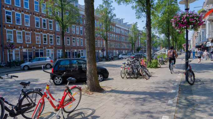 eerste van swindenstraat dapperbuurt amsterdam oost fietsen auto