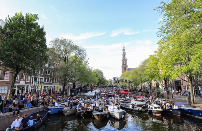 boot drukte gracht amsterdam centrum