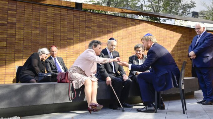 Het Holocaust Namenmonument Amsterdam is geopend voor publiek en zo plan je je bezoek