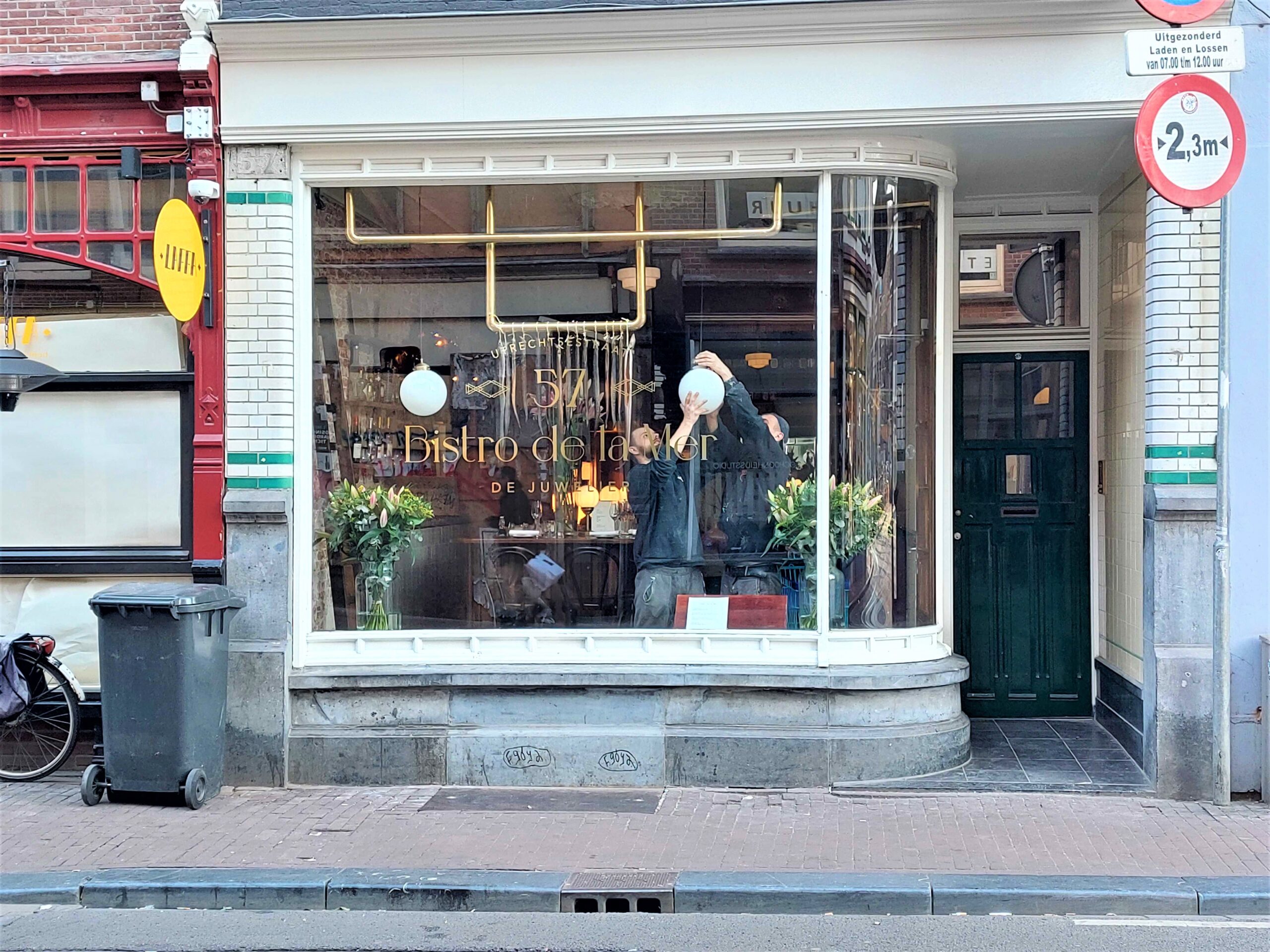 Tijdens de feestelijke opening van Bistro de la Mer, vliegt restaurant 212 van dezelfde
