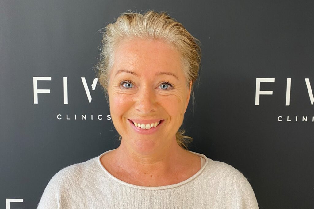 Een stralende Esther na haar ingreep | Foto via FIVE Clinics