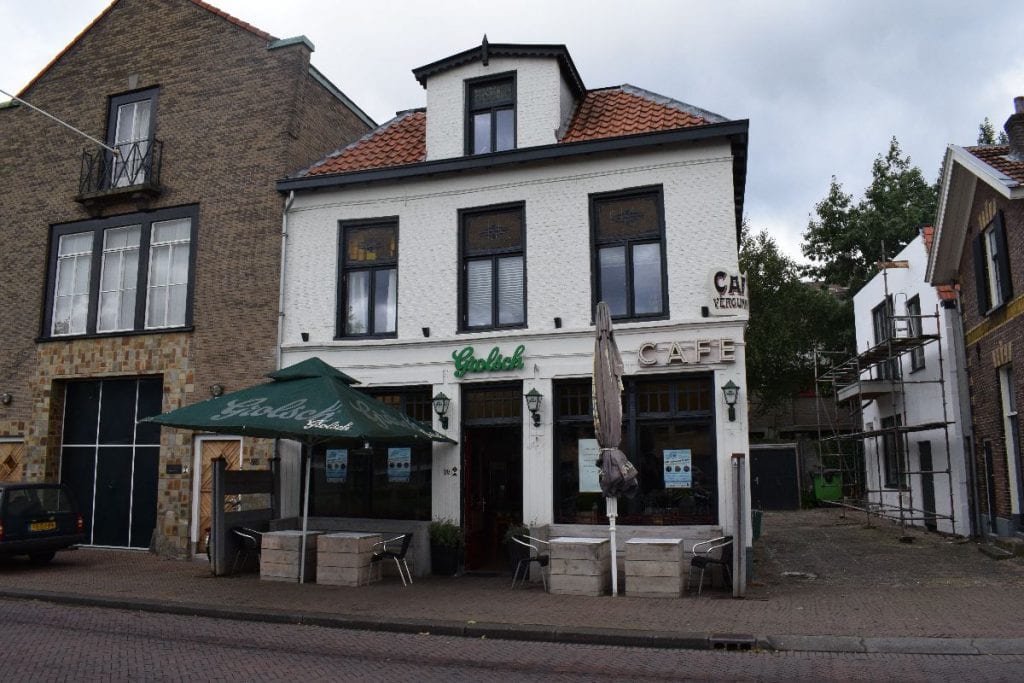 René Prelle van Café De Oude Haven dat er wat te beleven valt op het Kanaal indebuurt