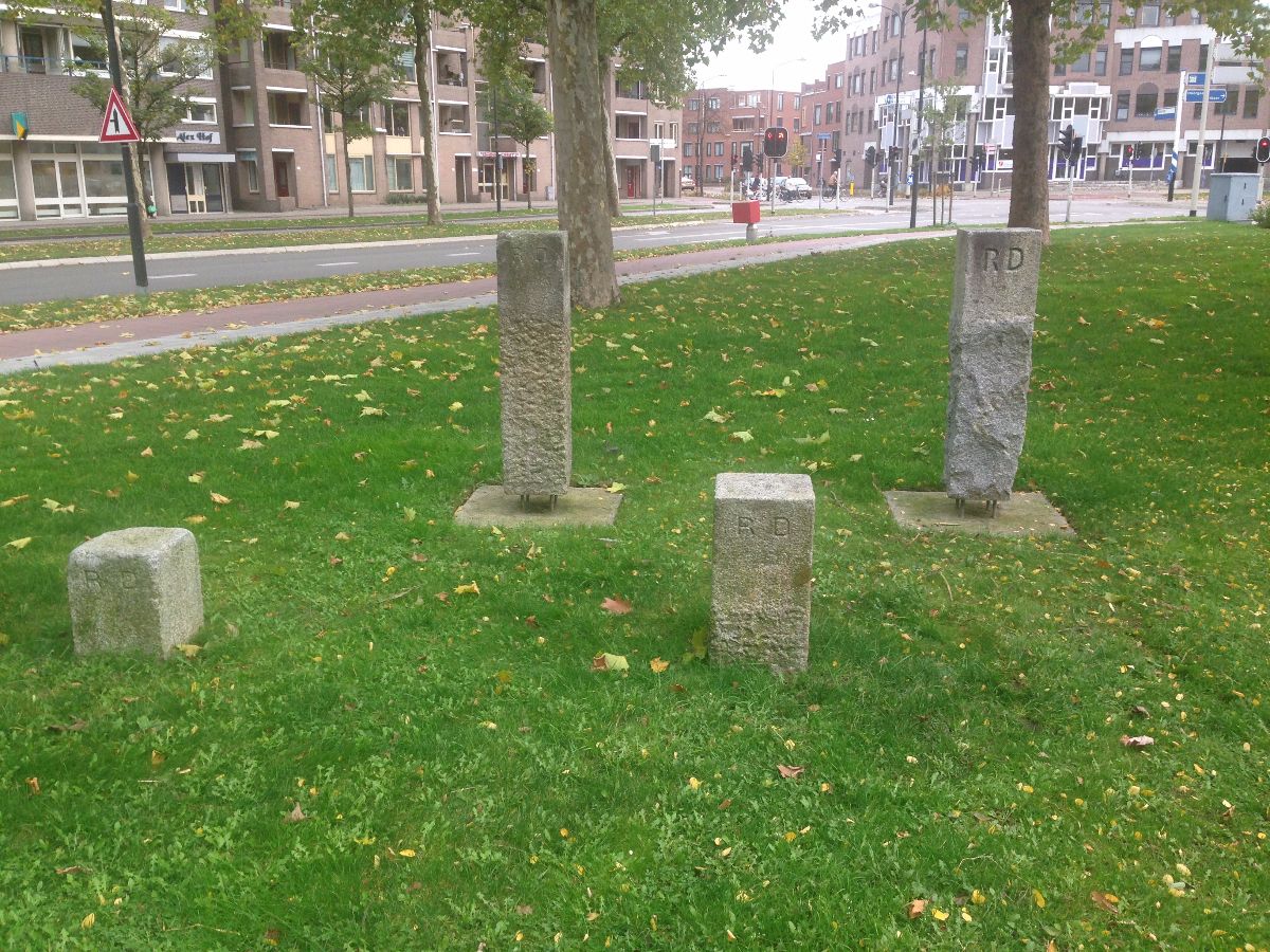 Mysterie: wat zijn dat voor stenen tegenover het kantoor van het Kadaster in het Catharina Amaliapar