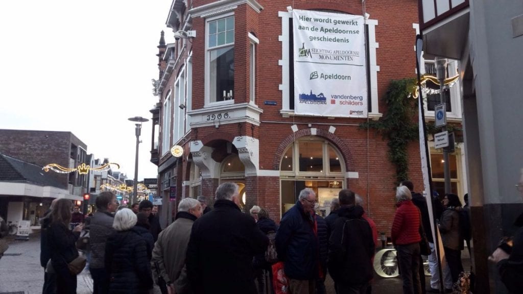 'Oude' reclame Philips terug op gevel Bagels & Beans indebuurt Apeldoorn