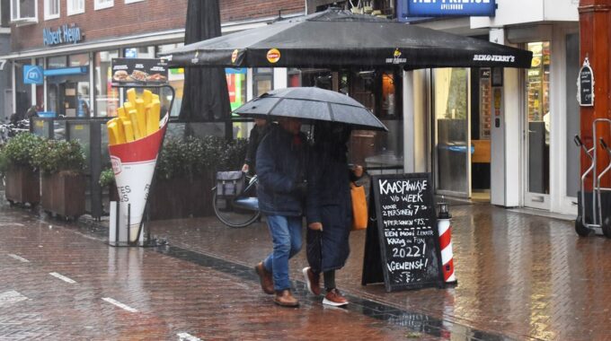 Mensen onder paraplu regen