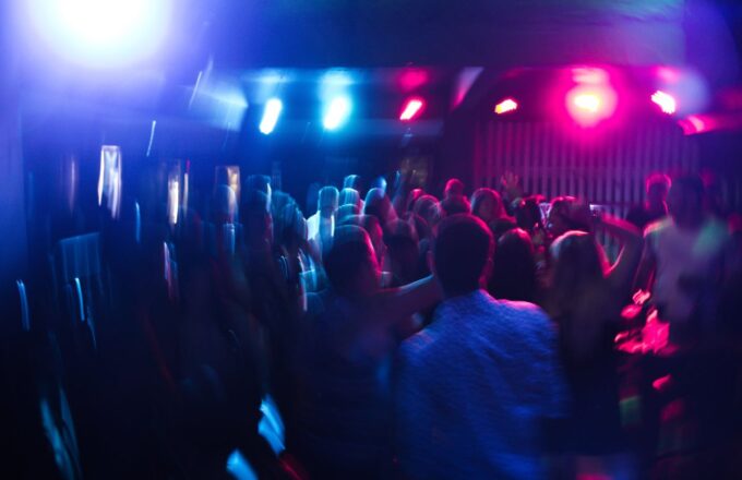 club uitgaan discotheek stappen