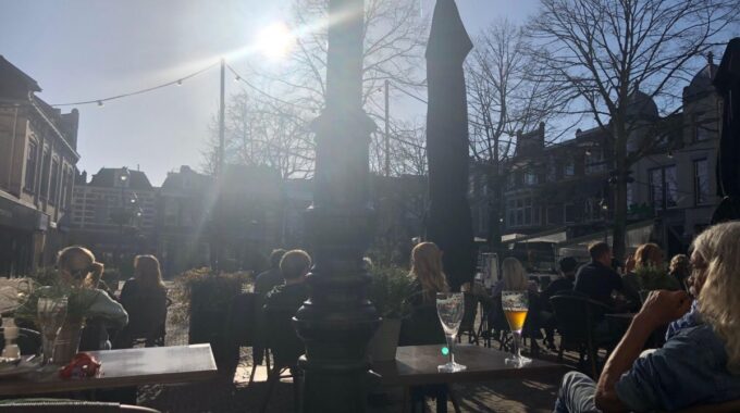 raadhuisplein terras eetcafe fijn