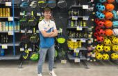 Casper Oosterwijk werkt bij Decathlon Apeldoorn die vacatures voor winkelmedewerkers heeft