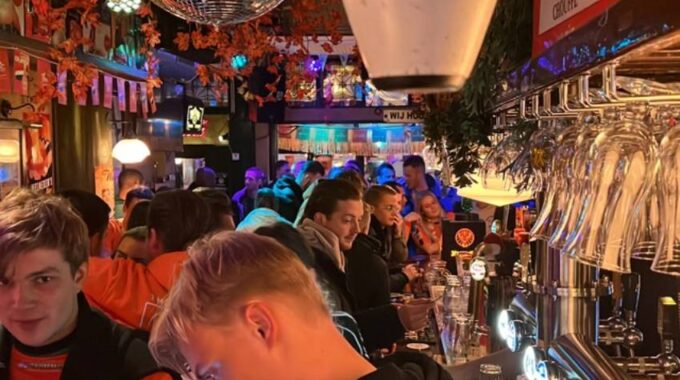 Bij Humphrey's Café Apeldoorn kun je in december veel doen zoals het WK voetbal uit Qatar en het WK Darts kijken of de Top 2000 meebeleven