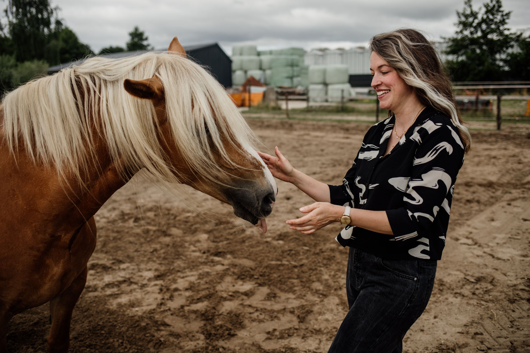 Anna is paardencoach: ‘Paarden geven snel en helder inzicht in iemands gedrag’