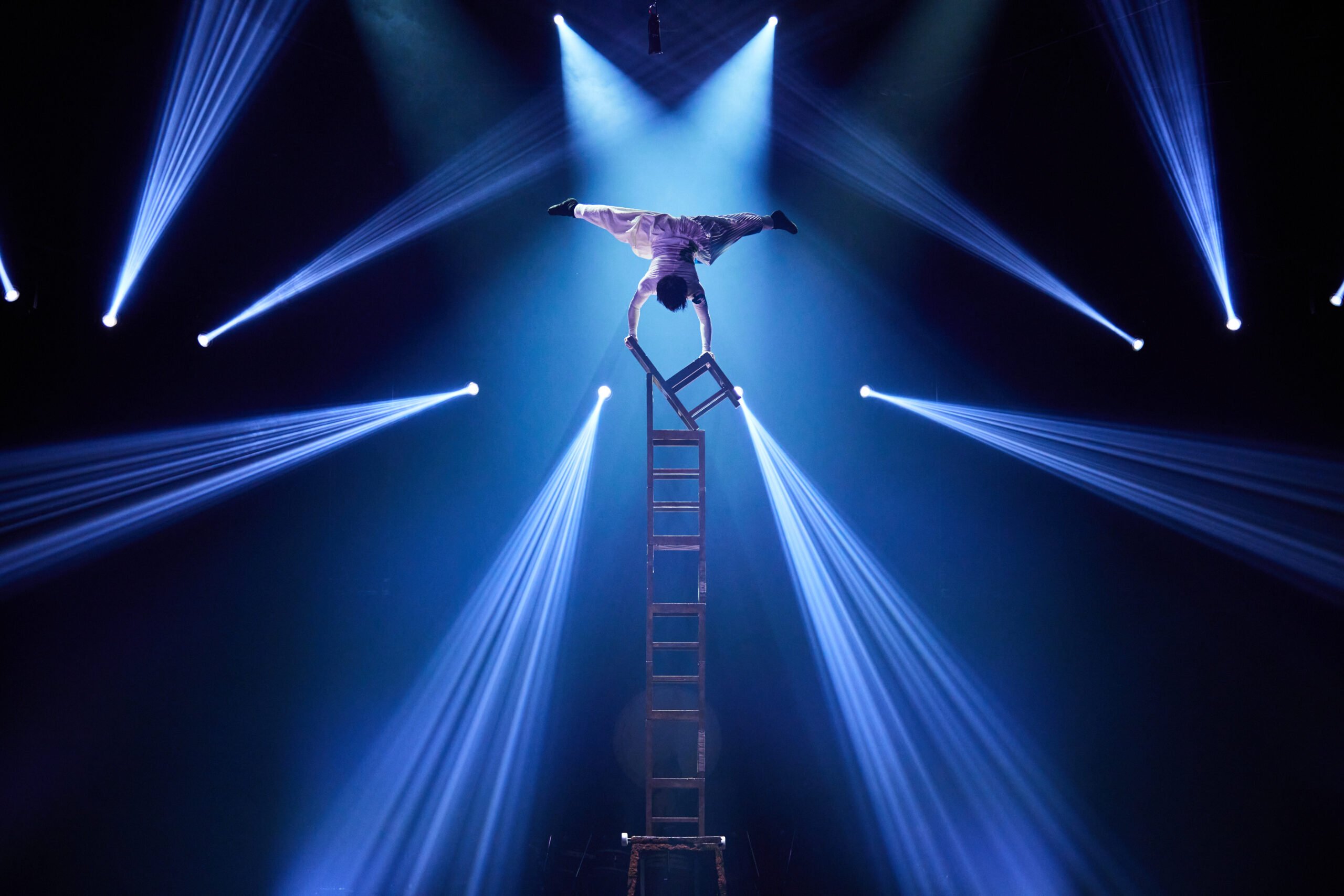 Mis dit niet! Deze show barst van de acrobatiek, dans en special effects