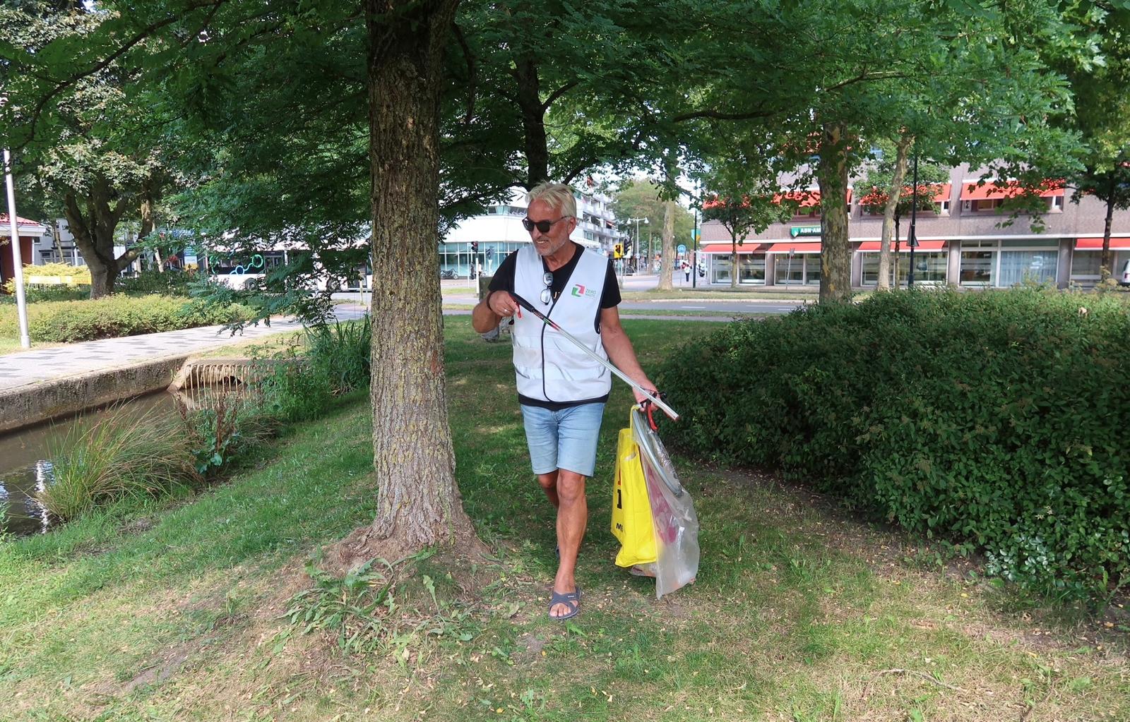 Apeldoorner Frans al jaren onverschrokken tegen zwerfafval: ‘Het kan anders’