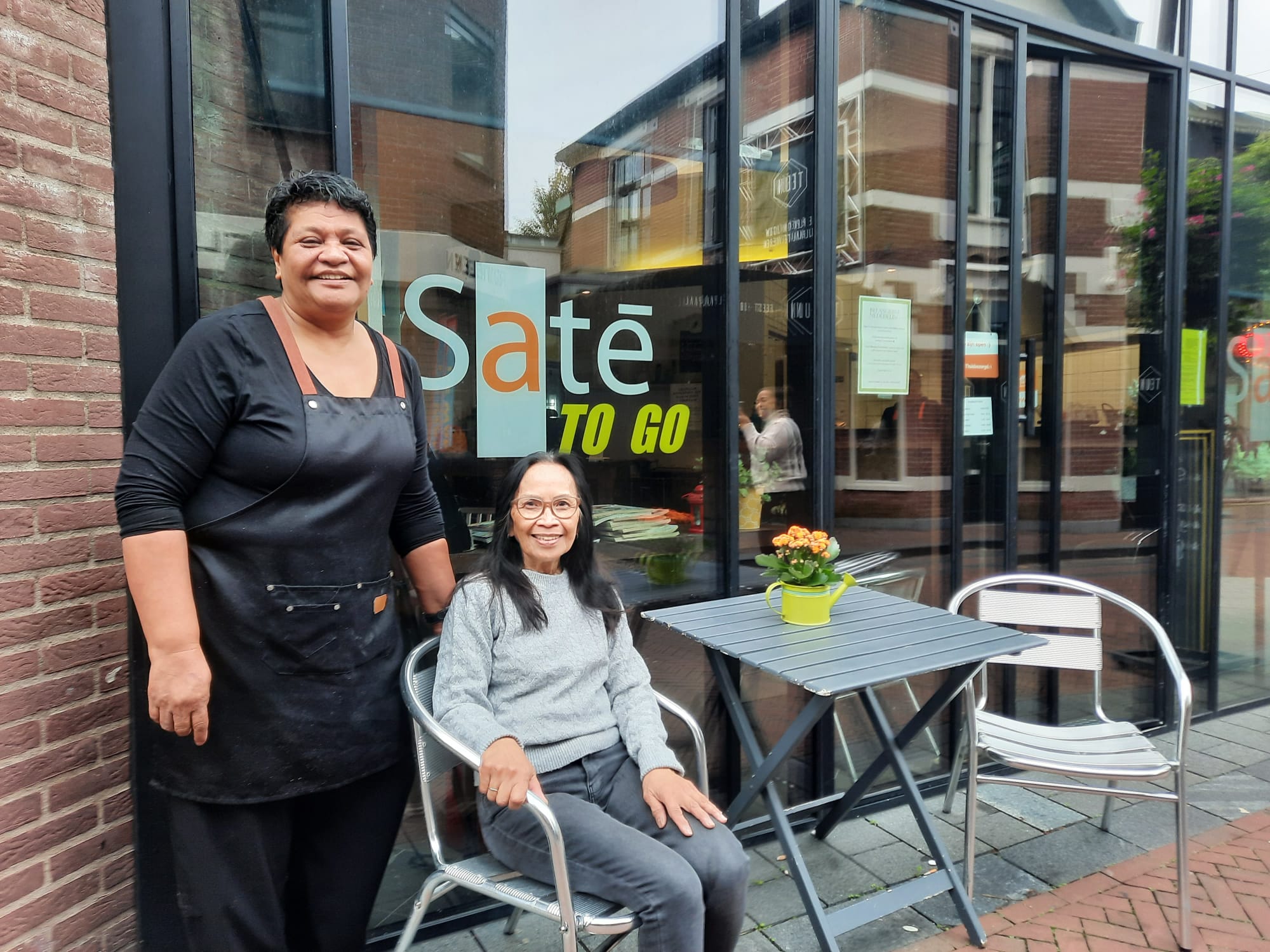 Saté to go gaat door én blijft in familie: ‘Toen tante me de vierde keer vroeg zei ik ‘ja”