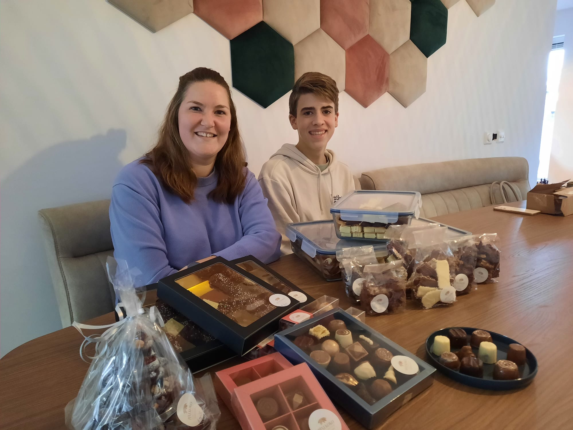 Collin (14) heeft chocoladefabriek met zijn tante (32): ‘Lijkt me cool om winkel te hebben’