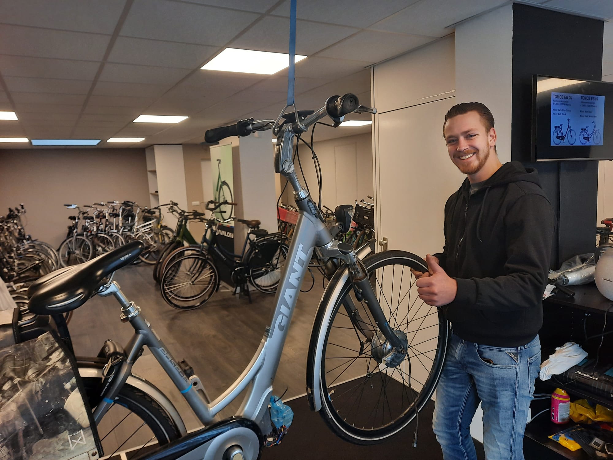 Wesley (25) begint fietsenzaak in Apeldoorn Zuid: ‘Trots op’