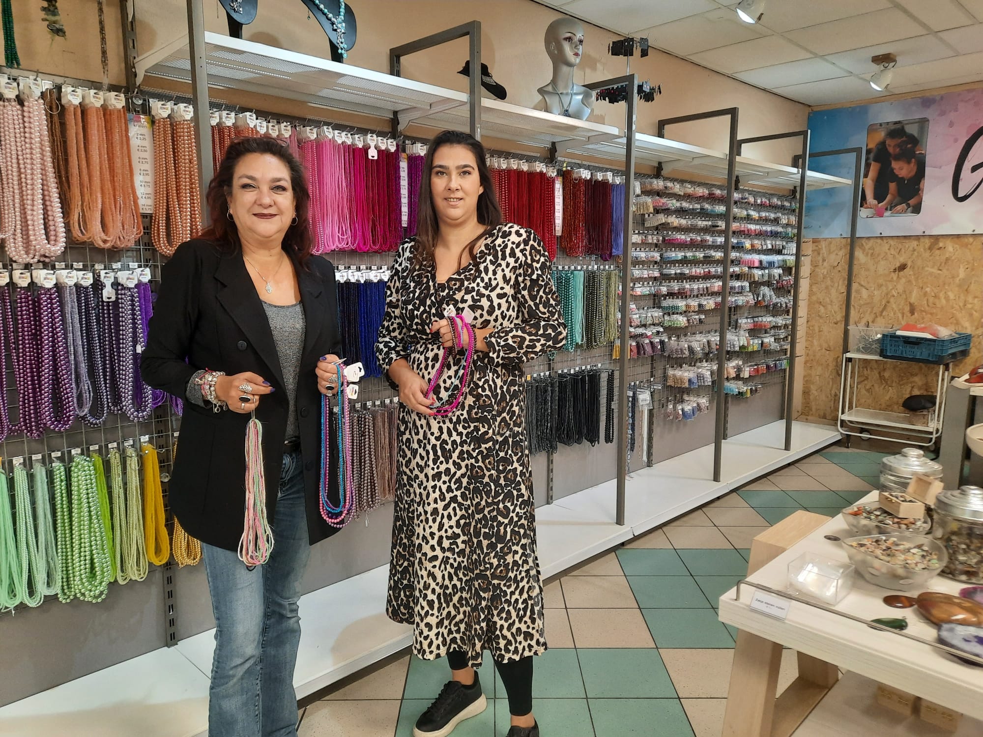 Moeder (55) en dochter (31) openen kralenwinkel in De Eglantier: ‘Hier kunnen we mooi groeien’