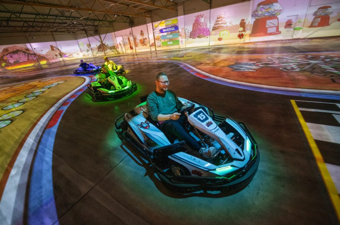 Racen als in Mario Kart in deze nieuwe kartbaan in Apeldoorn